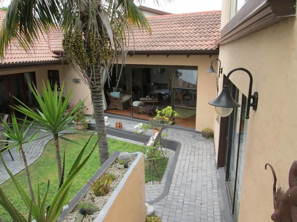 Vue Grande Villa Книсна Екстериор снимка