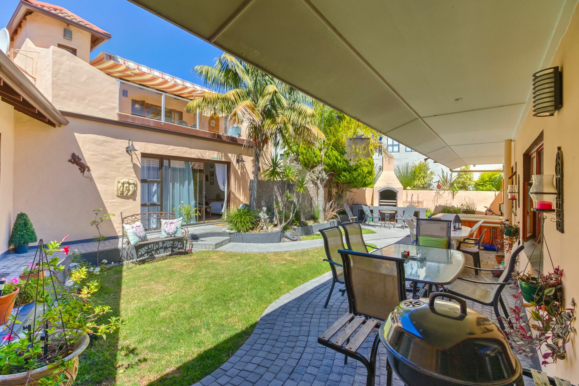 Vue Grande Villa Книсна Екстериор снимка