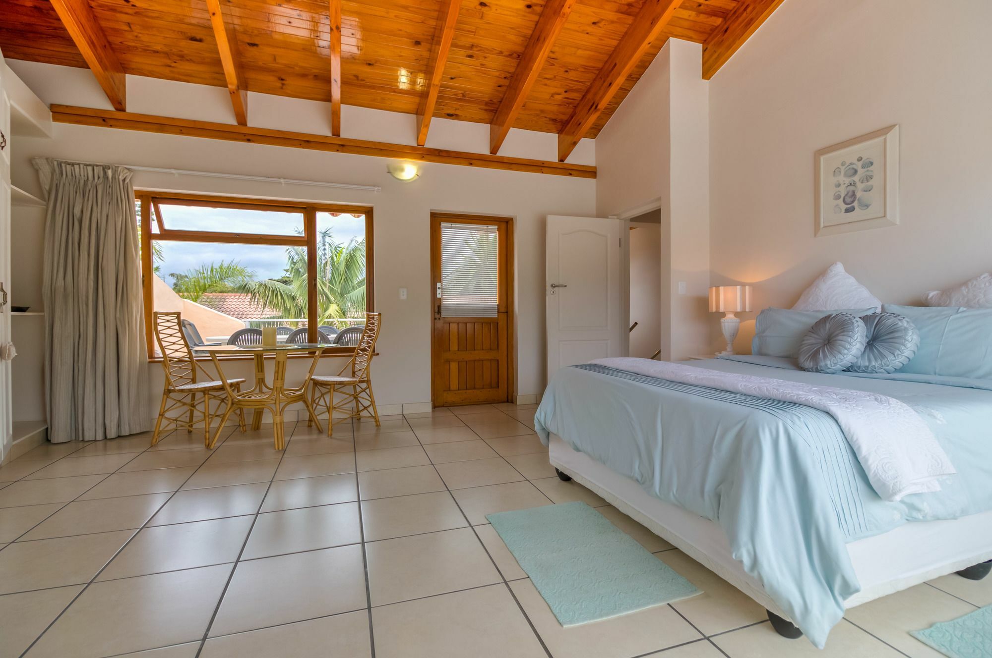 Vue Grande Villa Книсна Екстериор снимка