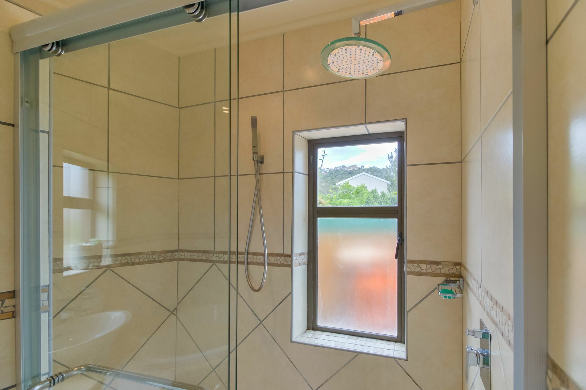 Vue Grande Villa Книсна Екстериор снимка