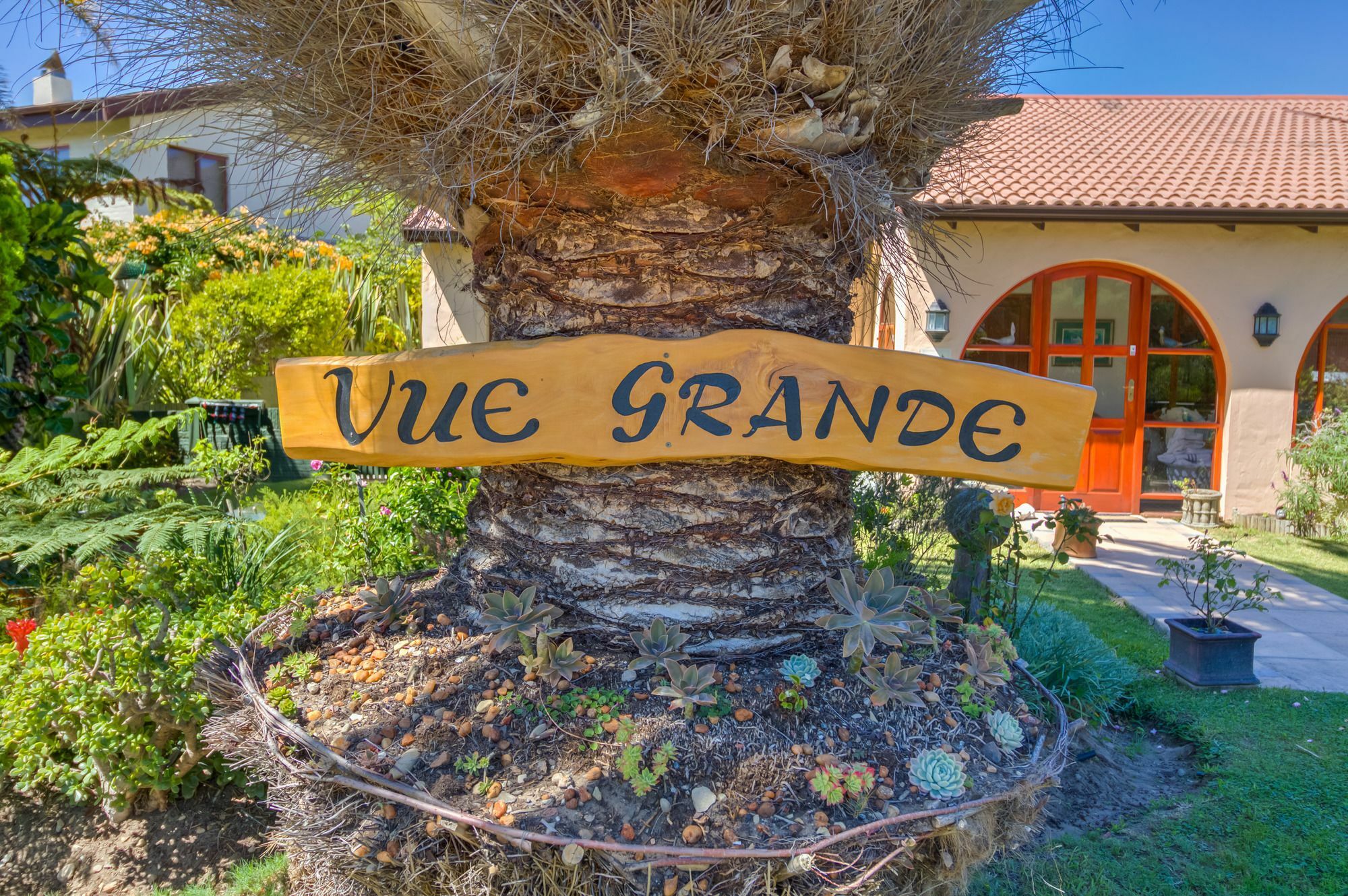 Vue Grande Villa Книсна Екстериор снимка